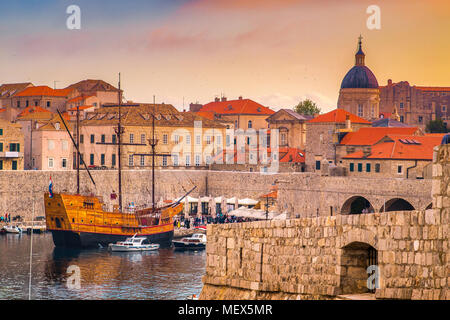 Vue panoramique vue aérienne de la ville historique de Dubrovnik, l'une des plus célèbres destinations touristiques de la Méditerranée, au coucher du soleil, la Croatie Banque D'Images