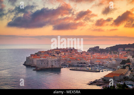 Vue panoramique vue aérienne de la ville historique de Dubrovnik, l'une des plus célèbres destinations touristiques de la Méditerranée, au coucher du soleil, la Croatie Banque D'Images