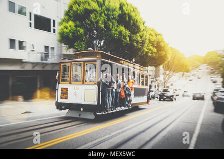 L'affichage classique de San Francisco cable car sur la ligne Powell-Hyde avec le flou et l'effet lens flare au coucher du soleil, San Francisco, États-Unis Banque D'Images
