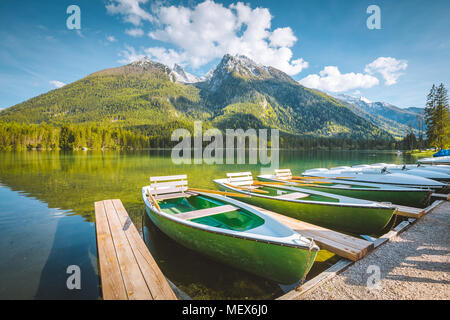 Belle vue sur les bateaux de passagers traditionnel sur le lac Hintersee pittoresque sur une belle journée ensoleillée en été, Bavière, Allemagne Banque D'Images