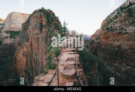 Vue panoramique du célèbre sentier de randonnée donnant sur Angels Landing Zion Canyon pittoresque dans le magnifique crépuscule du soir en été, Zion National Park, Utah Banque D'Images