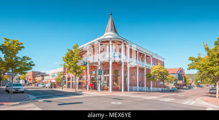 Belle vue sur le centre-ville historique de Flagstaff sur journée ensoleillée avec ciel bleu en été, le nord de l'Arizona, sud-ouest américain, USA Banque D'Images