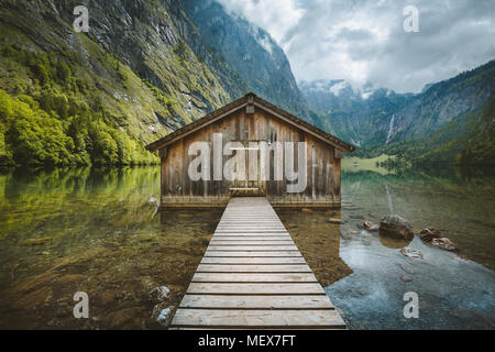 Vue panoramique sur la vieille maison traditionnelle bateau en bois au pittoresque Lac Obersee, sur une belle journée avec ciel bleu et nuages en été, Bavière, Allemagne Banque D'Images