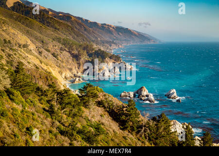 Vue panoramique sur la côte sauvage de Big Sur avec montagnes Santa Lucia le long de la route 1 célèbre illuminée en lumière du soir au coucher du soleil, en Californie Banque D'Images