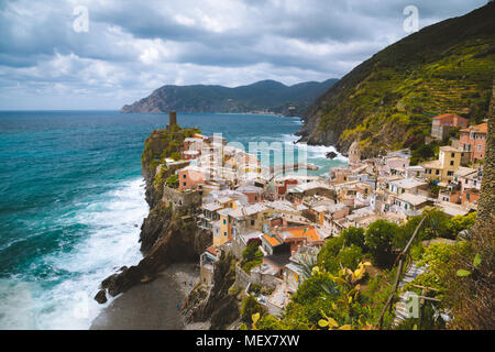 Belle vue sur Vernazza, l'un des cinq villages de pêcheur célèbre Cinque Terre, avec des nuages au coucher du soleil en Ligurie, Italie Banque D'Images