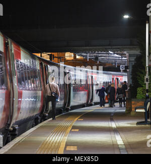 Le chef d'une fin de nuit Virgin Trains en attente du train de la côte est de fermer les portes à Carnforth station comme passagers quitter Banque D'Images