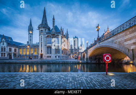 Vue panoramique de Graslei célèbre dans le centre-ville historique de Gand illuminée en beau coucher du soleil au cours de l'après twilight blue hour au crépuscule avec Lys Banque D'Images