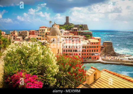 Belle vue sur Vernazza, l'un des cinq villages de pêcheur célèbre Cinque Terre sur une journée ensoleillée avec ciel bleu et nuages en Ligurie, Italie Banque D'Images