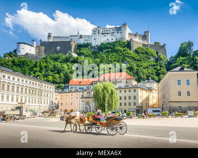 L'affichage classique de la vieille ville de Salzbourg avec cheval traditionnel Fiaker transport et célèbre forteresse de Hohensalzburg en été, Autriche Banque D'Images