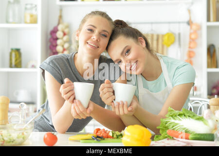 Copines dans la cuisine Banque D'Images