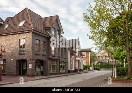 HITTFELD, ALLEMAGNE - 11 MAI 2013 : Street avec de belles maisons à deux étages dans la ville allemande en début de matinée de printemps Banque D'Images