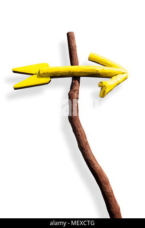 Un panneau de flèche part en bois, peint en jaune, suspendu à la direction générale. Isolé sur blanc. Chemin inclus. Banque D'Images