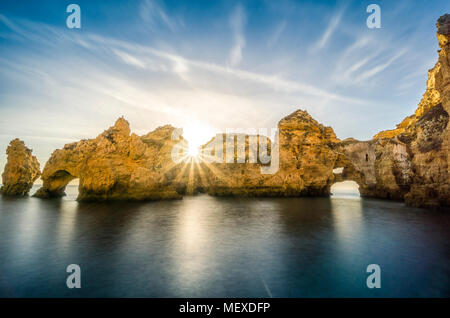 Beau lever de soleil sur Ponta da Piedade, Lagos, Algarve, Portugal Banque D'Images