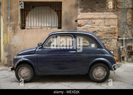 Un vieux classique Fiat 500 bleue garée dans une rue de Palerme, Sicile, Italie, l'emblème de la scène italienne. Banque D'Images