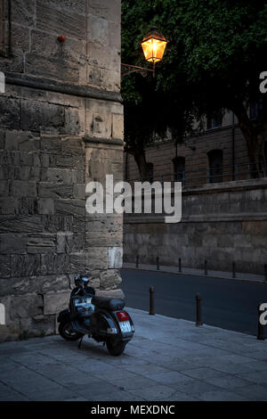 Un vieux Vepsa PX150 stationné sous une lampe de rue au crépuscule d'un soir d'août, Siclity Palerme, Italie Banque D'Images