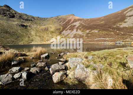 Red Pike, de Bleaberry Tarn sur une chaude journée ensoleillée, Buttermere, Lake District, Cumbria, Royaume-Uni Banque D'Images