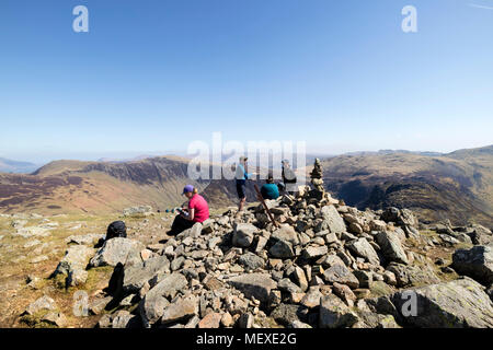 Le sommet du rocher élevé sur une chaude journée ensoleillée, Lake District, Cumbria, Royaume-Uni Banque D'Images