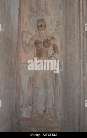 Une gravure d'une femme sur le mur à Angkor Wat Siem Reap Cambodge Banque D'Images