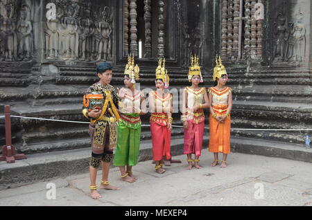 Les danseuses Apsara attente à la pousse de photo à Angkor Wat Siem Reap Cambodge Banque D'Images