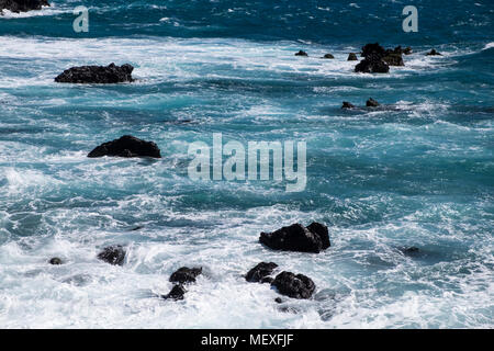 Mer forte briser sur les rochers le long de la côte ouest de Tenerife à Playa San Juan, Îles Canaries, Espagne Banque D'Images