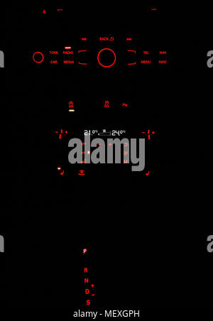 Tableau de bord d'une voiture moderne avec un indicateurs rouge et blanc Banque D'Images