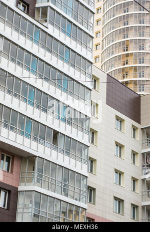 Façade de l'immense bâtiment moderne avec un grand nombre de petites fenêtres Banque D'Images