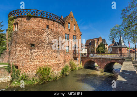 Centre-ville historique de Büdingen, Hesse, Germany, Europe, avec la tour Melior Melior,'s House, Schlaghaus, Mill Gate Bridge sur la rivière Seemenbach Banque D'Images