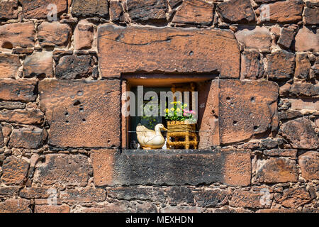 Petite fenêtre décorée à la Tour Melior en centre-ville historique de Büdingen, Hesse, Germany, Europe Banque D'Images