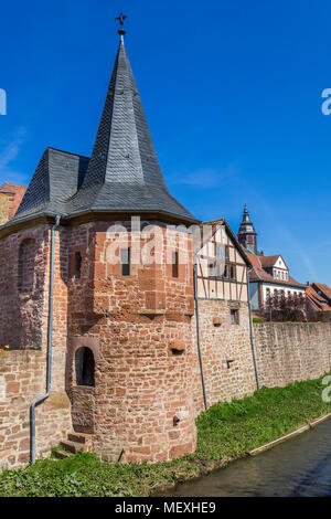 Centre-ville historique de Büdingen, Hesse, Germany, Europe, avec Schlaghaus au mur de la ville Banque D'Images