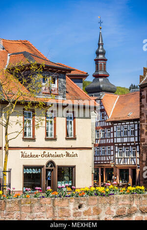 Centre-ville historique de Büdingen, Hesse, Germany, Europe, de maisons à colombages et Saint Mary's Church Banque D'Images