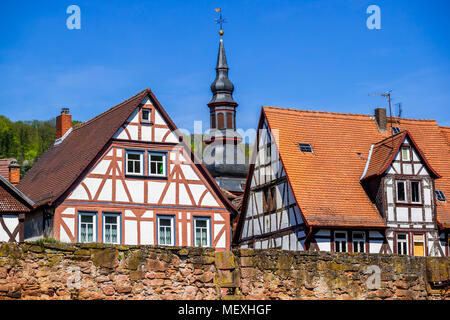 Centre-ville historique de Büdingen, Hesse, Germany, Europe, avec mur de ville, maisons à colombages, l'église Saint Mary's Banque D'Images
