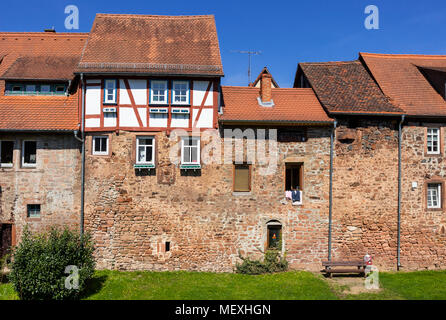 Centre-ville historique de Büdingen, Hesse, Germany, Europe, pans de bois et maisons en pierre construit au mur de la ville Banque D'Images