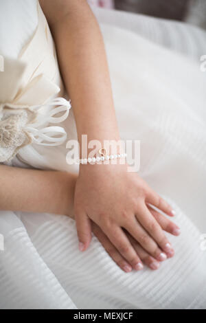 Un magnifique bracelet sur la main d'une fille. Banque D'Images