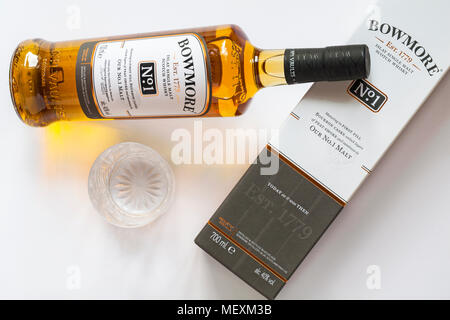 Bouteille de Bowmore Islay 1 pas de single malt scotch whisky sur boîte avec verre vide situé sur fond blanc Banque D'Images