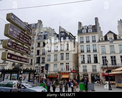 Les panneaux d'en face de la station de métro Saint-Paul avec des gens qui marchent. La rue de Rivoli. Paris, France. Banque D'Images