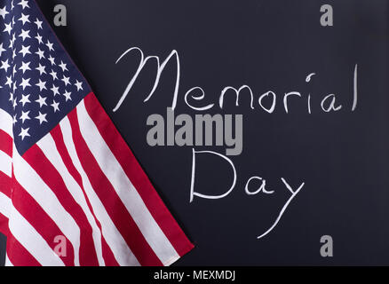 Memorial Day' écrit sur un tableau noir à côté du drapeau américain Banque D'Images