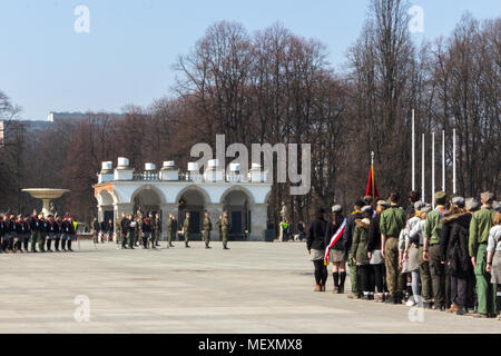 Jeunes scouts dans jour de fête à la place Pilsudski à Varsovie, en face de la tombe des soldats inconnus Banque D'Images