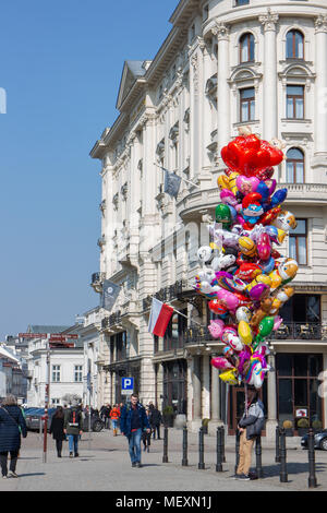 Un homme vend des ballons de couleur vendeur de rue dans la vieille ville à Varsovie Banque D'Images