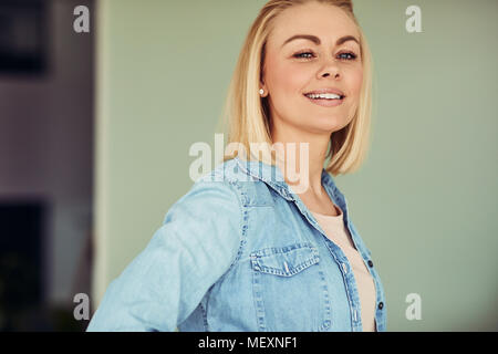 Les jeunes habillés à la légère en toute confiance tout en businesswoman smiling Standing alone in a modern office Banque D'Images
