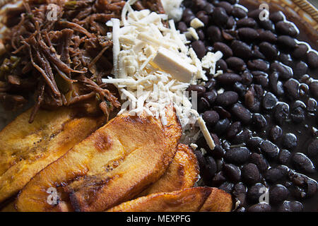 Des aliments vénézuélien. Le plat traditionnel vénézuelien. Centre commercial pabellón Criollo. Riz blanc, haricots noirs,plantain frit, déchiquetés et le boeuf. Le déjeuner fait maison Banque D'Images