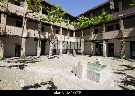 Cour intérieure et de l'eau en creux de la Corral del Carbon, Grenade, Andalousie, Espagne, Europe Banque D'Images