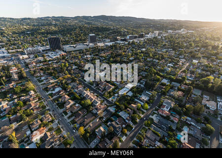 Los Angeles, Californie, USA - 18 Avril 2018 : Après-midi vue aérienne de Sherman Oaks et Encino dans la vallée de San Fernando. Banque D'Images