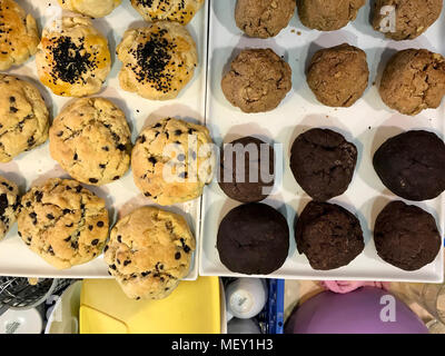 Des petits gâteaux sucrés et salés avec graines de Cumins sur le bac à café Shop. Concept de boulangerie. Banque D'Images