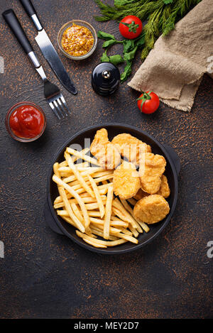 Frites et nuggets de poulet Banque D'Images