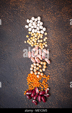 Pois chiches, lentilles rouges, pois et haricots jaunes. Banque D'Images
