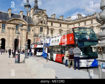 Les gens de se mettre on/off Open Tour Bus touristiques en face du musée du Louvre. Paris, France Banque D'Images