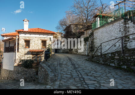 Une allée de galets dans le vieux village historique d''Ampelakia, Larissa, Grèce Banque D'Images
