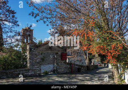 Saint Athanasios église dans vieux village historique d''Ampelakia, Larissa, Grèce Banque D'Images