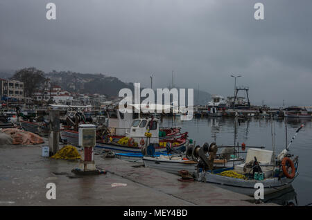 Platamonas, Grèce - 10 janvier 2018 : port avec bateaux et goélettes de pêche sous la pluie de l'hiver. Platamonas (grec) est un complexe de bord de mer et fi Banque D'Images
