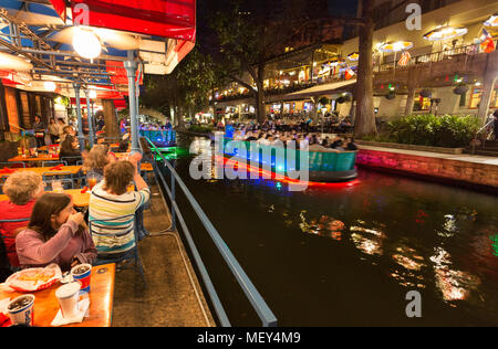 San Antonio - Texas San Antonio River Walk dans la nuit - les gens dans les restaurants et sur les bateaux ; San Antonio, Texas, USA Banque D'Images